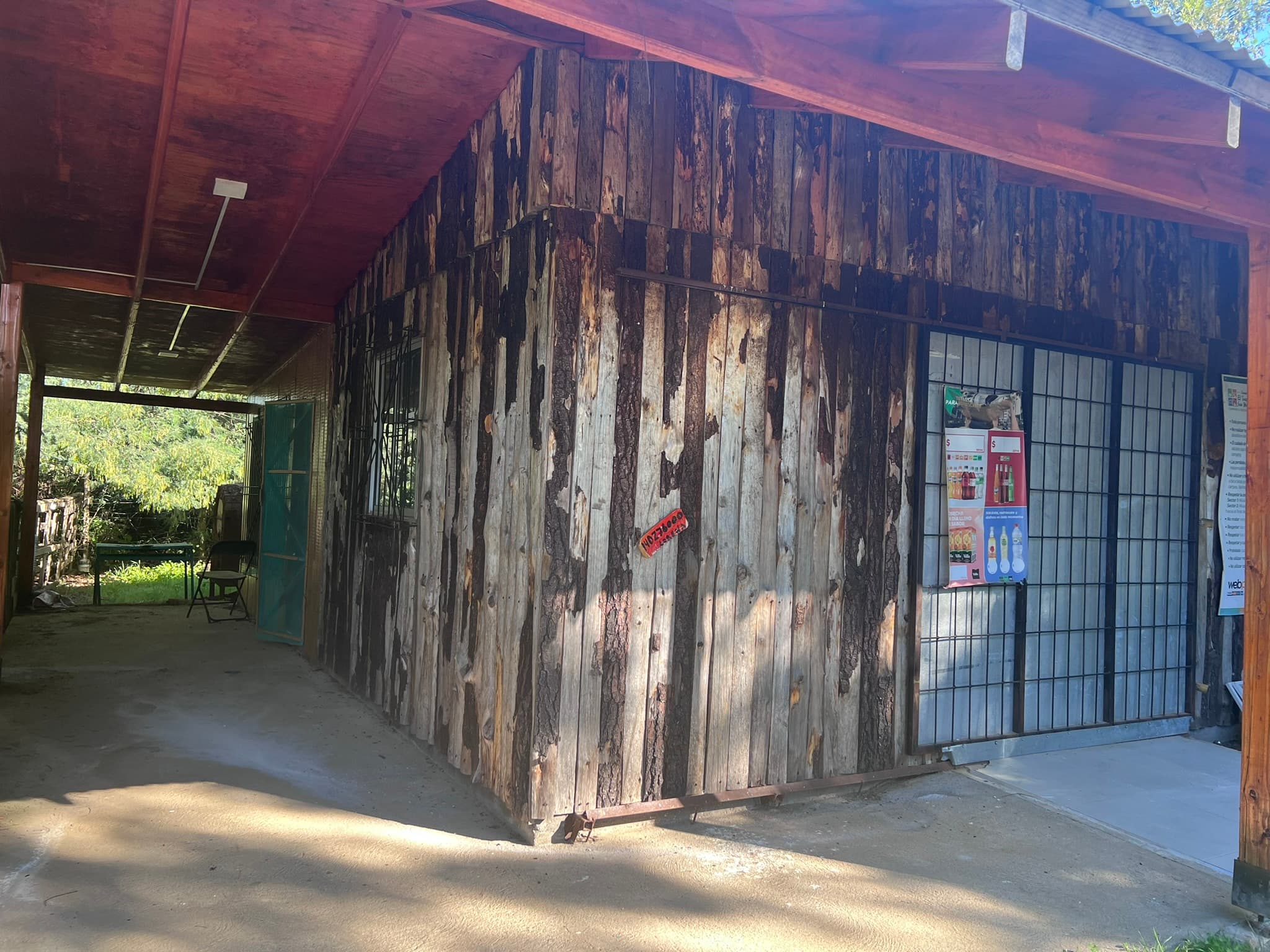 Sector de servicios del camping con estructura de madera