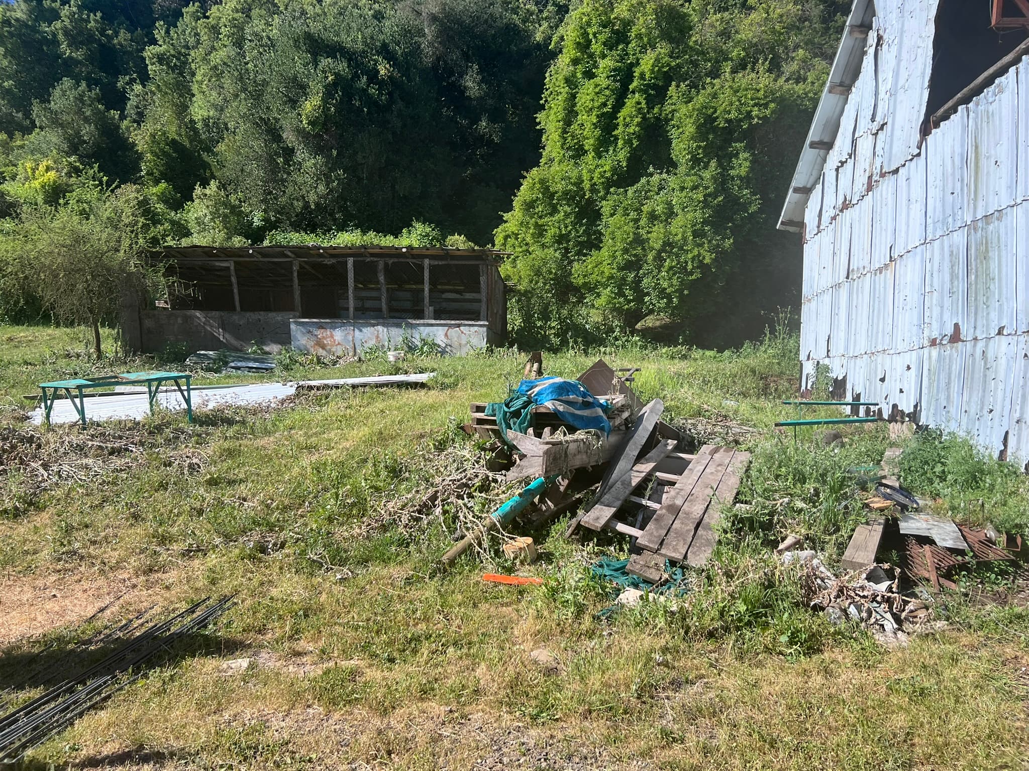 Galpón próximo al sector de casas